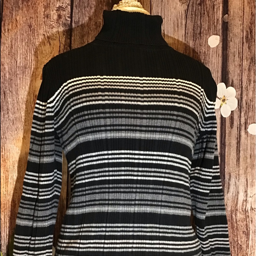 Women’s size large Liz Claiborne turtleneck